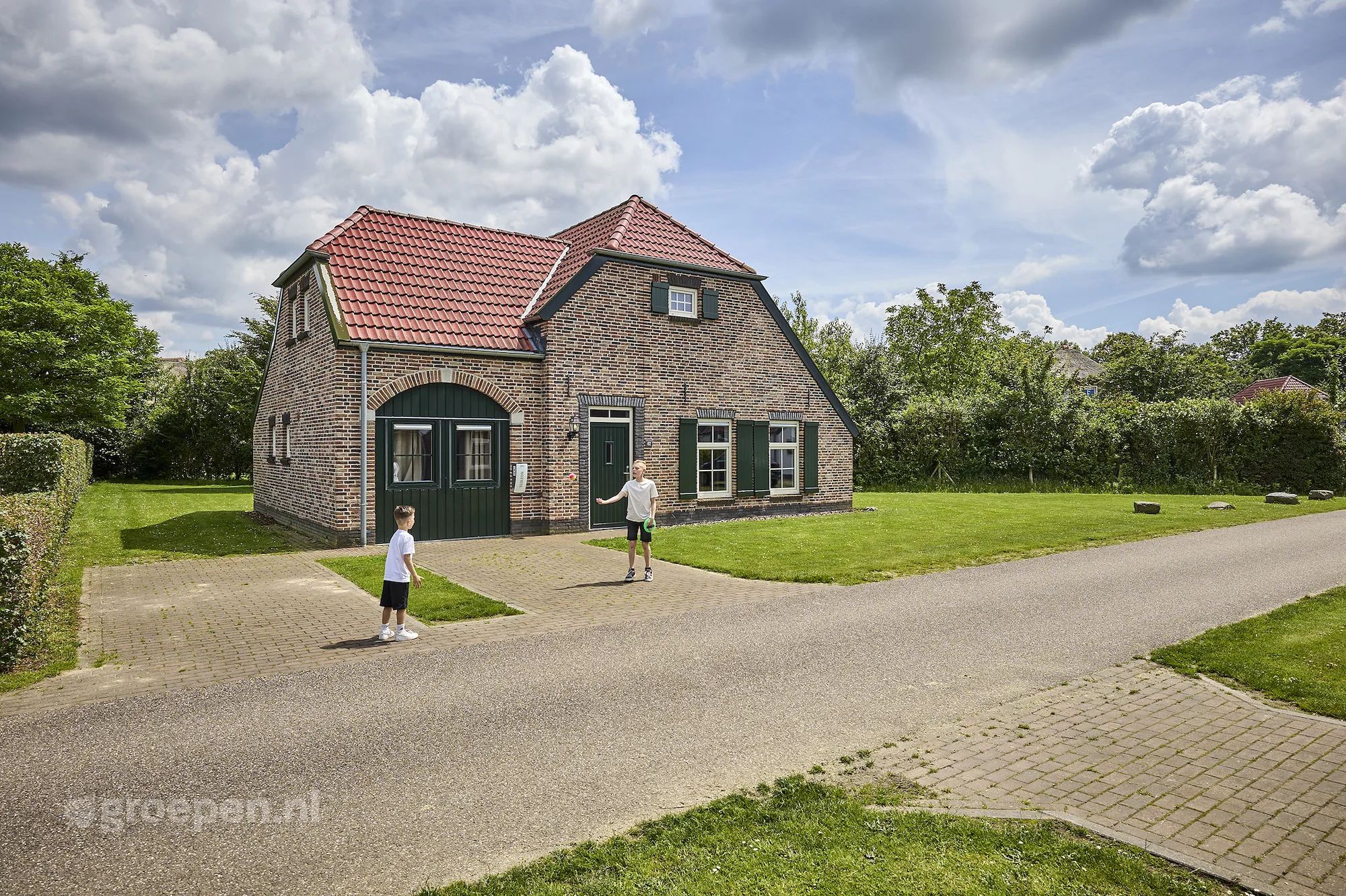 Luxe groepshuis met zwembad in Limburg: Vakantiehuis Roggel (ROG-1347-1)